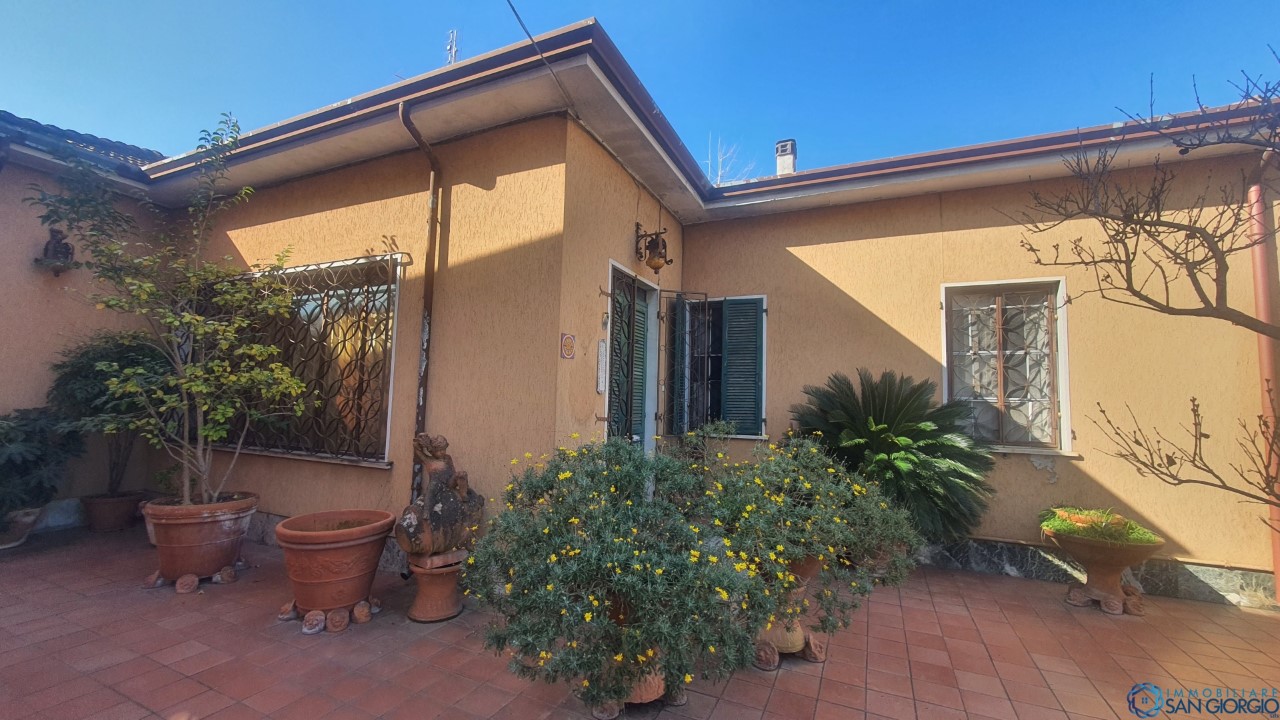 casa indipendente in vendita a Sarzana